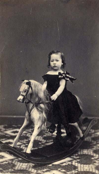 ロッキングホースの少女、1860年代（アルブメンプリント） 作： Clark and Hamlin