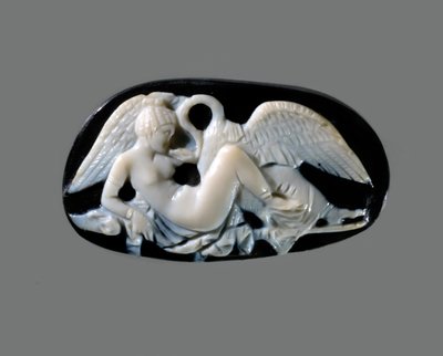レダと白鳥のカメオ、3世紀。広告。 作： Classical Antiquities