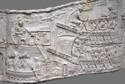 ローマのゲラ。トラヤヌスの柱の救済の詳細、1〜2世紀 作： Classical Antiquities