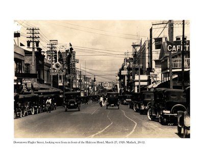 1920年3月27日、ハルシオンホテルの正面から西を向くフラッグラーストリート 作： Claude C. Matlack