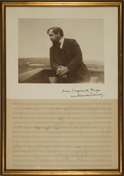 「キングリア」の音楽の原稿ページ、1904年12月にエマデブッシーによって刻まれた肖像画（紙に鉛筆と白黒写真） 作： Claude Debussy