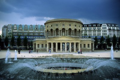 建築：建築家クロード・ニコラ・ルドゥー（1736-1806）が作ったロタンダ・ド・ラ・ヴィレット（ルドゥーのロタンダ）（1784-1789）の風景。パリ、スターリングラード広場。 作： Claude Nicolas Ledoux