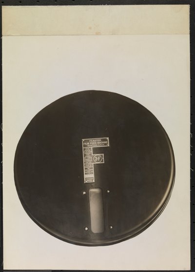 蓄音機のレコードを切り出したり、マスキングして白紙の背景を作る「Feaster Film Feed Machine」。 作： Company Byron