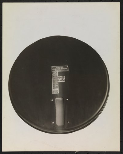 蓄音機のレコードを切り出したり、マスキングして白紙の背景を作る「Feaster Film Feed Machine」。 作： Company Byron