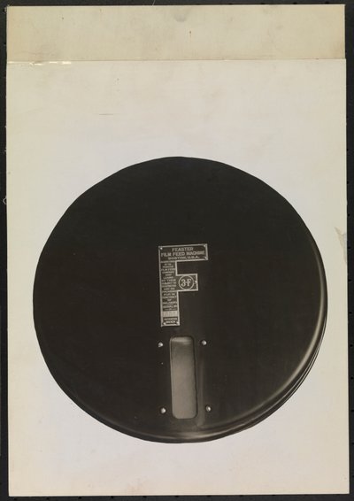 蓄音機のレコードを切り出したり、マスキングして白紙の背景を作る「Feaster Film Feed Machine」。 作： Company Byron