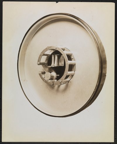 蓄音機用フィルム供給機 "Feaster Film Feed Machine "の内部構造、切り抜きやマスキングで白紙の背景を作る 作： Company Byron