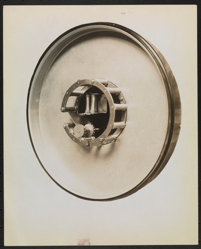 蓄音機用フィルム供給機 "Feaster Film Feed Machine "の内部構造、切り抜きやマスキングで白紙の背景を作る 作： Company Byron