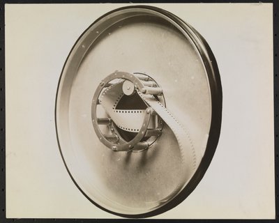 蓄音機用フィルム供給機 "Feaster Film Feed Machine "の内部構造、切り抜きやマスキングで空白の背景を作る 作： Company Byron