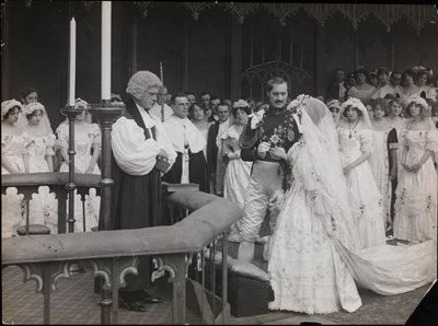 映画「Sixty Years a Queen」のスチール写真（1914年頃）（モノクロ写真 作： Company Byron