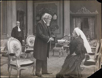 映画「Sixty Years a Queen」のスチール写真（1914年頃）（モノクロ写真 作： Company Byron