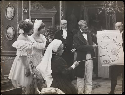 映画「Sixty Years a Queen」のスチール写真（1914年頃）（モノクロ写真 作： Company Byron