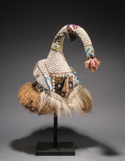クバのヘルメットマスク（動物性・植物性繊維、貝殻、ラフィア 作： Congolese Congolese