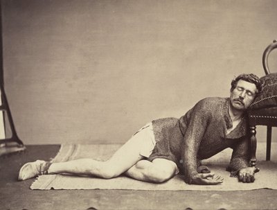 鎖帷子のチュニックを着た男性、瀕死の兵士を装う。 1863年。 作： Constant Delessert