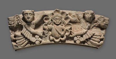 アーチのキーストーン：天使に支えられたメダリオン内の女性の胸像、400年代 作： Coptic