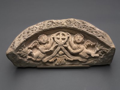 ペンダントクロスを支える2人の天使のルネット、400年代（石灰岩 作： Coptic