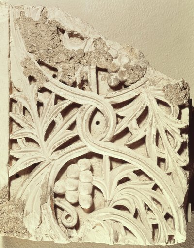 サッカラ（石灰岩）、Apa Jeremias修道院からのフリーズの断片 作： Coptic Coptic