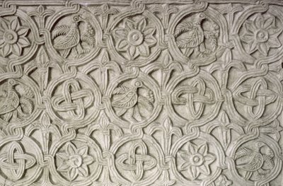 彫刻が施されたスクリーンの詳細、9〜10世紀（石の彫刻） 作： Croatian School