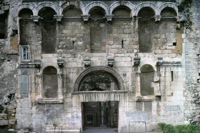 ディオクレティアヌス宮殿のポルタアウレア。 c.AD 300 作： Croatian School