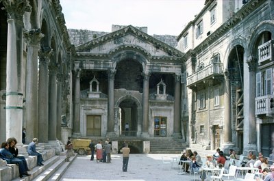 ディオクレティアヌス宮殿のペリスタイル、AD 300 作： Croatian School