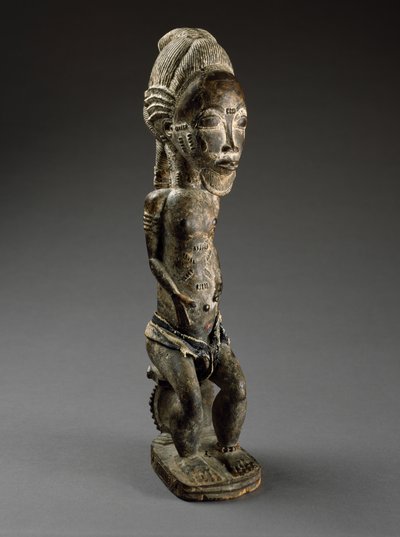 自然の精霊（asie usu）」コートジボワール 19世紀後半（木材、犠牲物、綿布、ビーズ 作： Culture Baule
