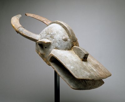 灌木牛（ヴァラ社会）の兜の仮面 サハラ以南のアフリカ、西スーダン 19世紀後半 (木材、犠牲物、金属、釘、動物皮) 作： Culture Chamba