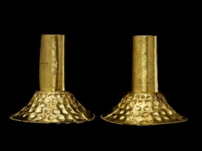 統治者やシャーマンが身につける一対の耳飾り 作： Culture Chimu