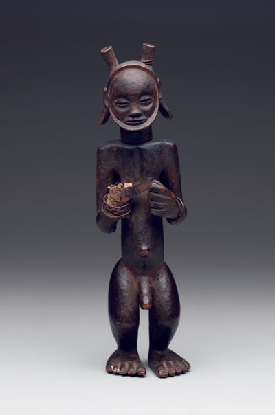 立っている男性の姿の形の儀式の入れ物 作： Culture Chokwe