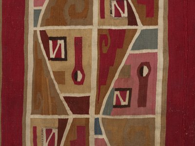 プロファイルヘッドと段付きフレットを備えたチュニック、c.650-800（綿とラクダの繊維） 作： Culture Huari