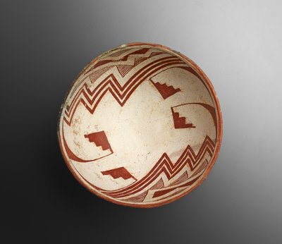 幾何学的なデザインのボウル、900-1100（スリップペインティング付き陶器） 作： Culture Mimbres