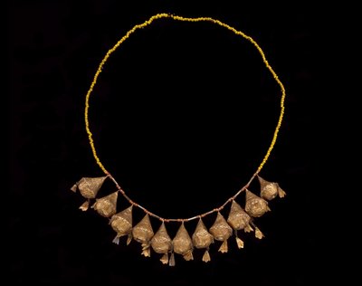 王冠のヘッドバンド、19世紀後半から20世紀初頭（金、珊瑚、ガラスビーズ） 作： Culture Minangkabau