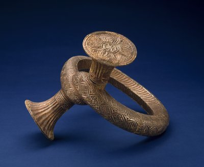 頭飾り、19世紀後半または20世紀初頭（金のシートと木材） 作： Culture Minangkabau