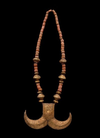 タイガークローネックレス、19世紀後半から20世紀初頭（金箔、木、銅、珊瑚） 作： Culture Minangkabau