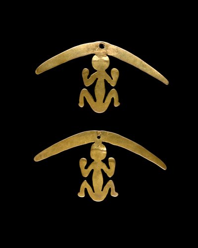 イヤーダングルのペア、西暦600〜 1600年（ハンマー＆カットゴールド） 作： Culture Nariño