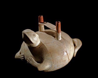 プレコロムビア美術、パラカス文明（ペルー）：カエル型花瓶。紀元前800〜200年。リマ、国立人類学・考古学博物館 作： Culture Paracas