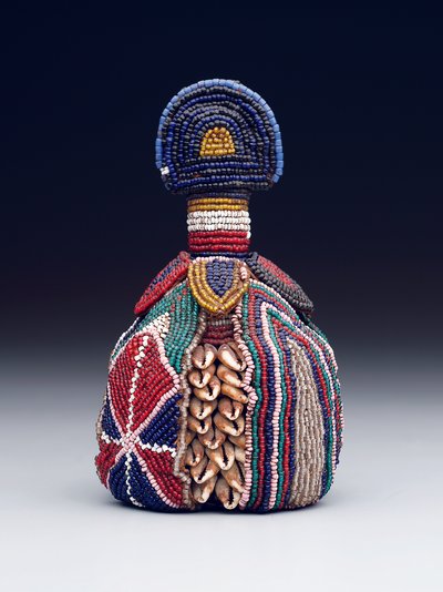 内側の頭（イボリ）のシンボル 19世紀末～20世紀初頭（ガラスビーズ、タカラ貝、革 作： Yoruba Culture