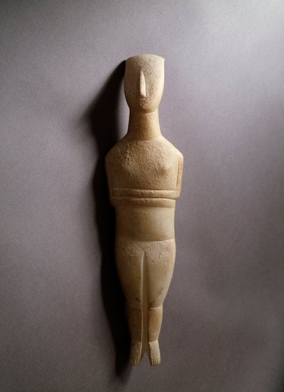 模式的な女性の像、黄土色のインクラストを施した白大理石、紀元前3200～2000年 作： Cycladic Cycladic