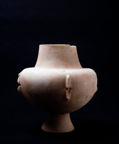 黄土色のインクルージョンが施された白い大理石の花瓶。キクラデス文明、紀元前3200年～紀元前2000年 作： Cycladic Cycladic