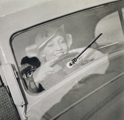 運転する女性、1930年代頃（グラビア） 作： Czech Photographer