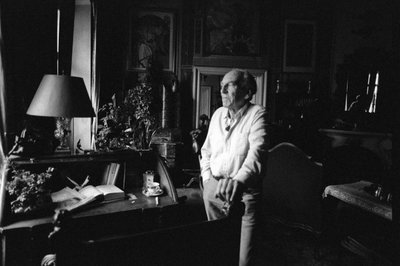 プラハのフラドチャニにある家の机のそばに立っているイリムチャ 作： Czech Photographer