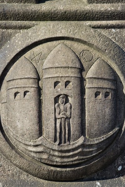 市庁舎広場の石柱に刻まれた3つの塔のシンボル 作： Danish School