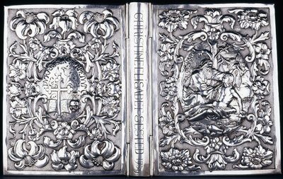 上部と下部の本の表紙、葉と良きサマリア人のイメージ、1740年 作： Danish School
