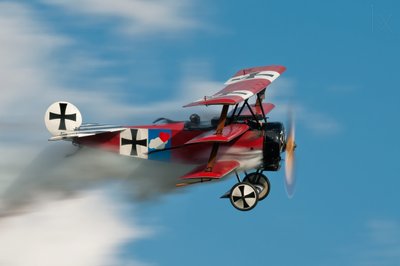 歴史的な赤い三翼機の滑空 作： 