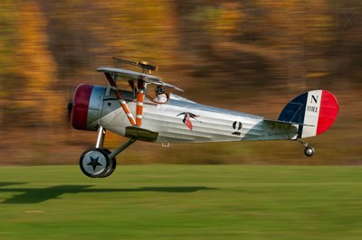 離陸するヴィンテージの複葉機 作： 