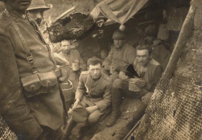 第一次世界大戦中の塹壕の兵士のグループ 作： Dario Gentilini