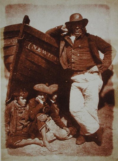 A Newhaven Fisherman and Boys, c.1843-47 (カロタイプのネガから塩紙プリント) 作： David Octavius and Adamson Robert Hill