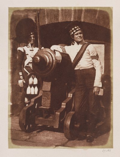 砲兵とハイランダー、エディンバラ城（カロタイプネガからの塩紙プリント） 作： David Octavius Hill