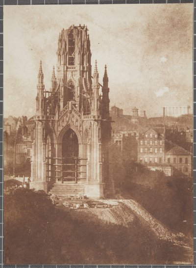 スコット記念塔、エジンバラ、建設中、1840〜44年（カロタイプネガからの塩紙印刷） 作： David Octavius Hill and Robert Adamson