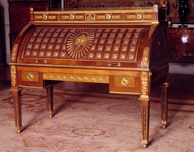 ルイ16世時代の家具：ダヴィッド・レントゲン（1743-1807）が1780年頃に製作したロシアのエカテリーナ2世（1729-1796）の家具のシリンダーを使ったオフィス。寸法1.28x1.45x0.75 m. パリ、ルーヴル美術館 作： David Roentgen