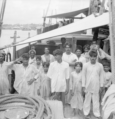 セイロン島コロンボに停泊中のインド船コティア型ダウ船「カリミ号」（1938年）の船長と乗組員。 作： David Watkin Waters