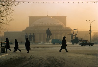 ノヴォシビルスク劇場を守るウラジーミル・レーニン像。ロシア、ノヴォシビルスク 作： Dean Conger